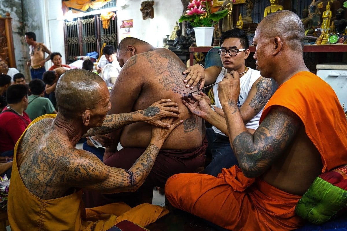 Buddhist Monks Applying Sak Yant Tattoos Sak Yant Tattoo